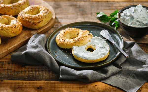 Bagels tout garnis à base de yogourt grec