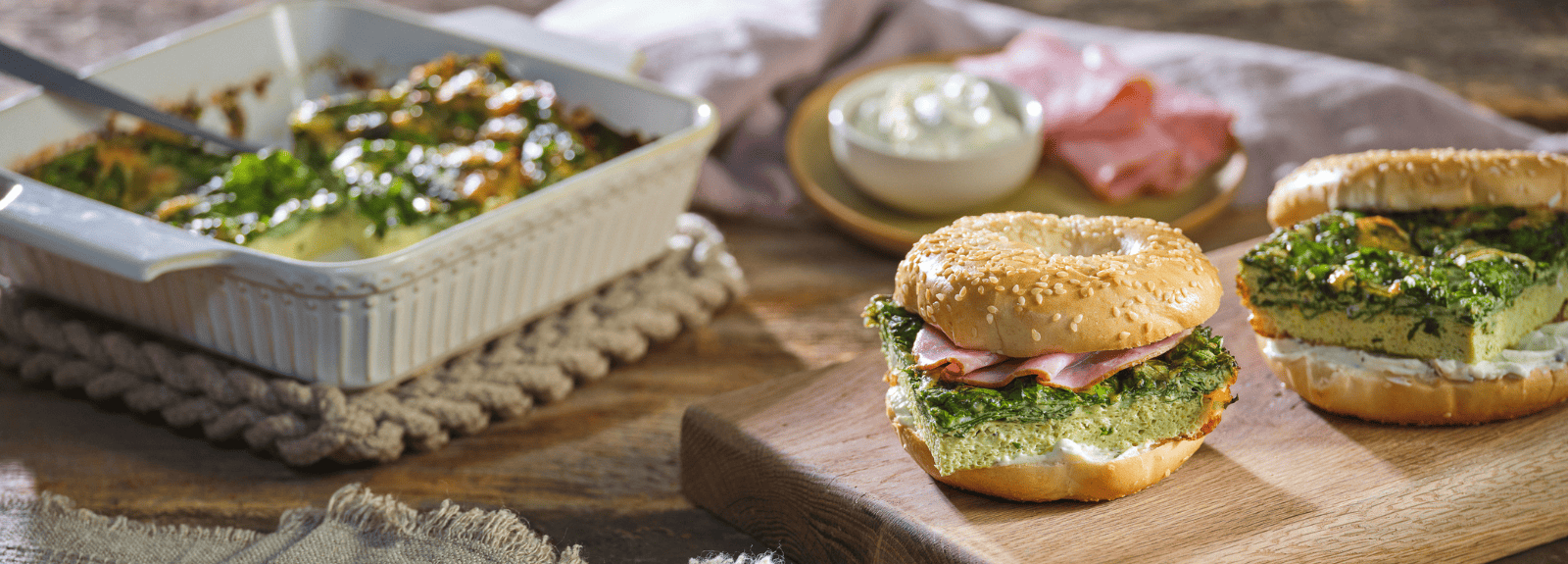 Bagels aux œufs verts et au jambon