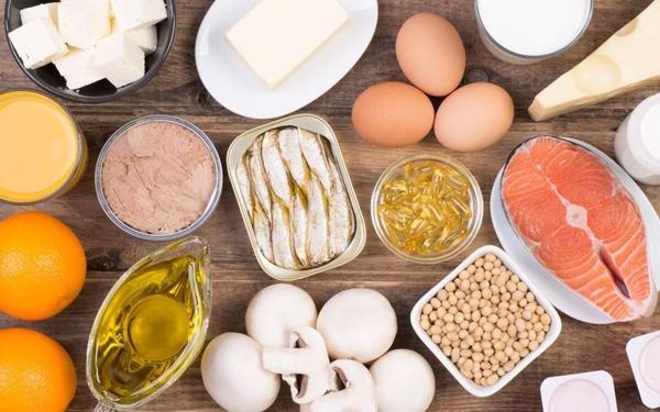 Aliments riches en vitamine D placés sur une surface en bois