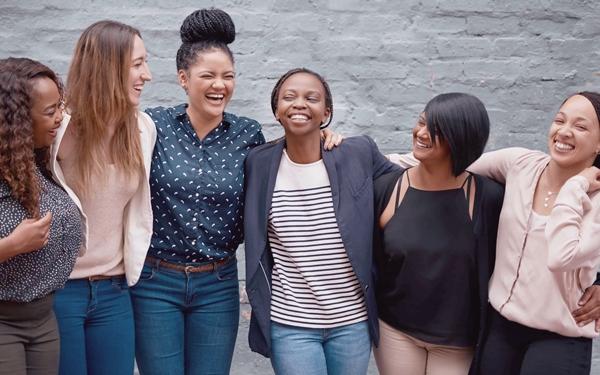 Sourires et rires de femmes se regroupant avec plaisir