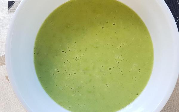Soupe aux pois et à la pomme de terre nouvelle