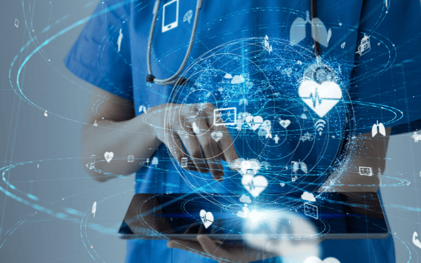 Professionnel de la santé utilisant une tablette d'où émergent des cœurs et des ECG illustrés en surimpression