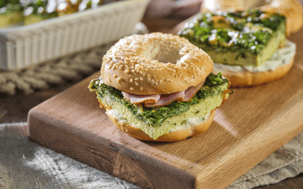 Bagels aux œufs verts et au jambon