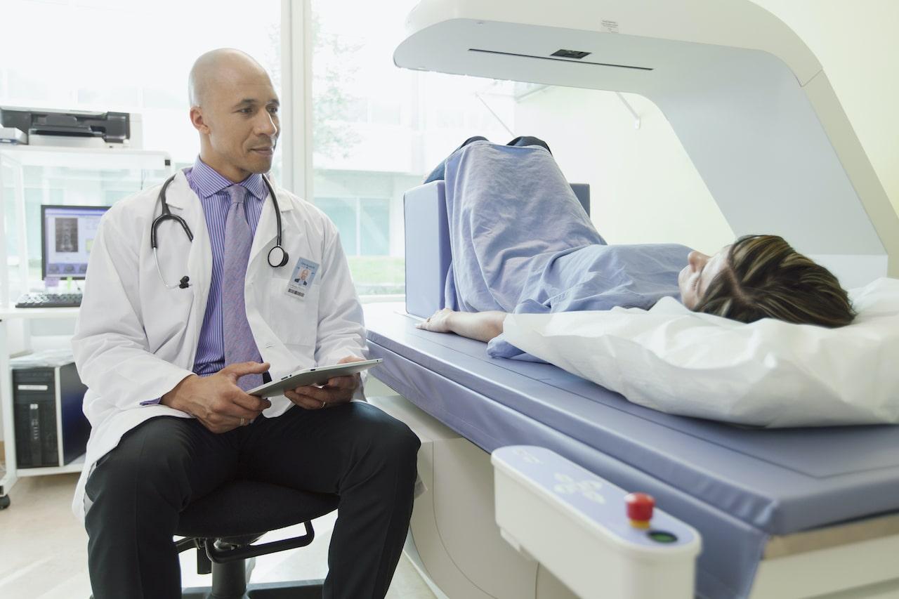 Médecin donnant une consultation à une patiente alitée