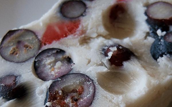 Ricotta glacé aux bleuets et aux fraises