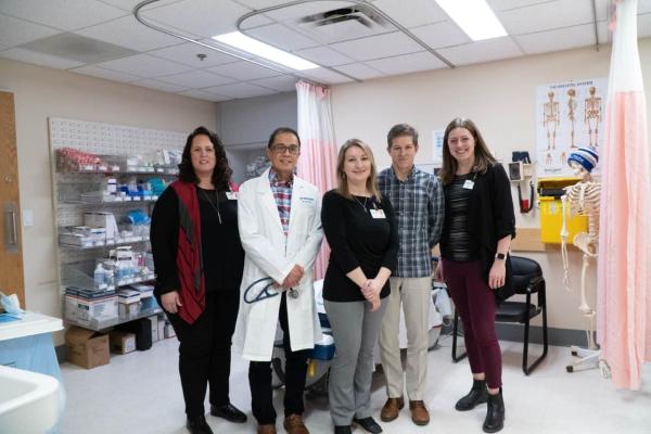 Stacey Fraser (infirmière gestionnaire), Dr Leo Cruz (directeur médical du FLS), Leanne Eddington (infirmière autorisée du FLS), Dr Philip Burton (responsable orthopédique), Rachel Craig (infirmière clinicienne spécialisée)