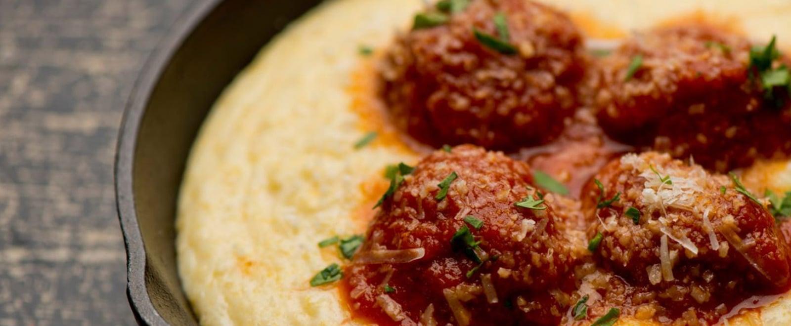 Boulettes de viande farcies servies sur lit de polenta crémeuse