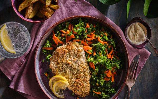 Poisson et pommes de terre cuits au four avec salade de chou frisé