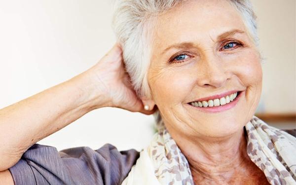Portrait d'une femme appuyant sa tête sur sa main