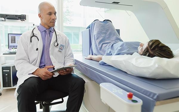 Médecin donnant une consultation à une patiente alitée