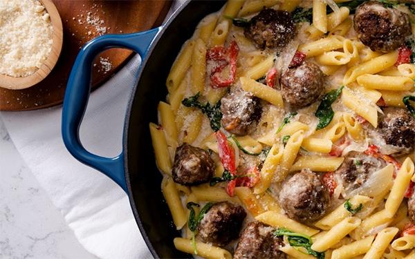 Pâtes aux boulettes de viande avec roquette et poivron rouge grillé