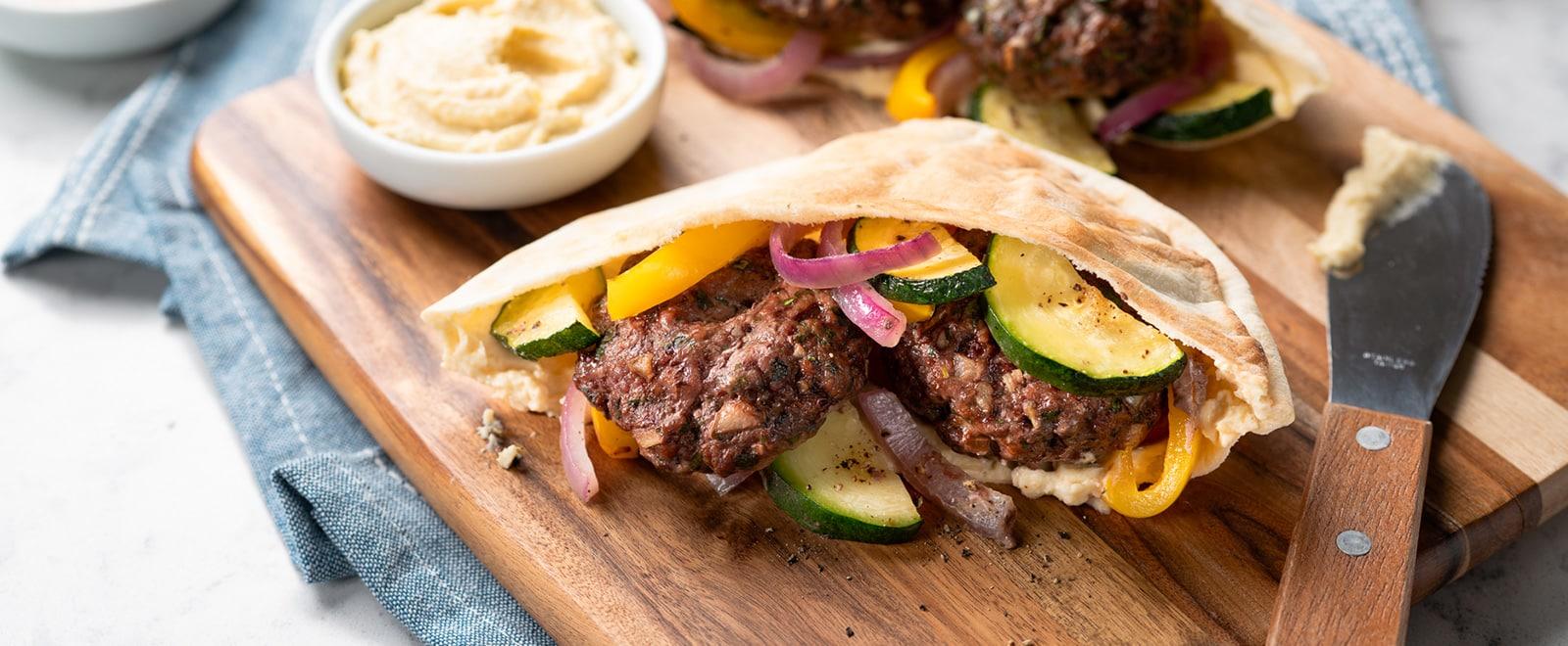 Pitas au bœuf aromatisé aux fines herbes et aux légumes