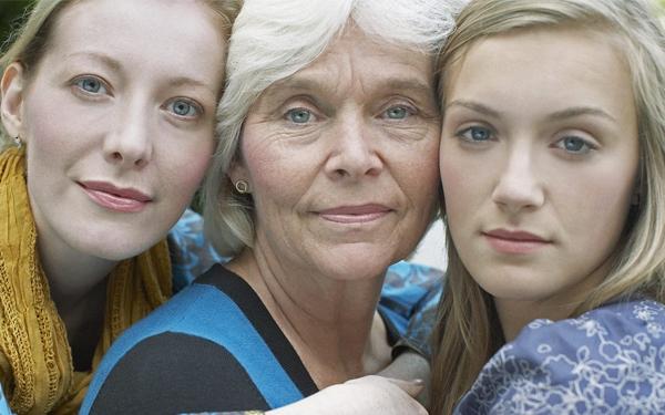Portrait d'une femme en compagnie de sa mère et de sa grand-mère