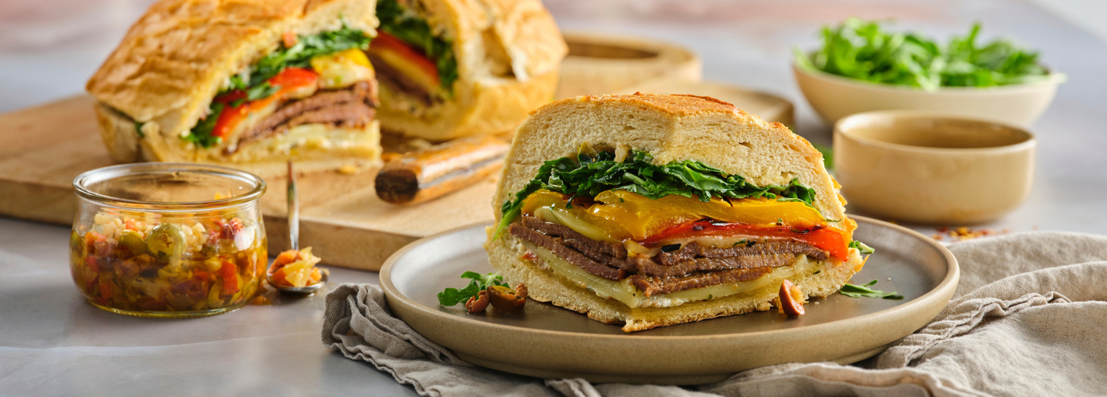 Sandwich muffuletta grillé à base de steak