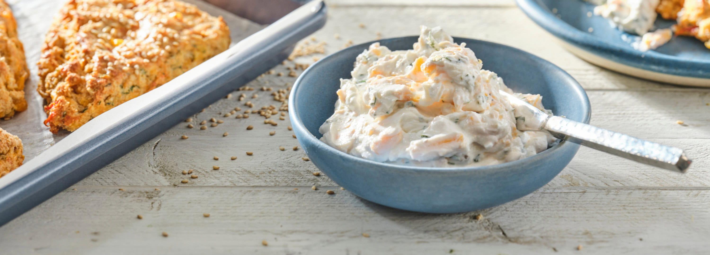 Tartinade de fromage à base de yogourt grec au basilic et au cheddar