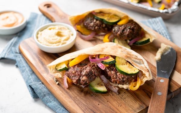 Pitas au bœuf aromatisé aux fines herbes et aux légumes