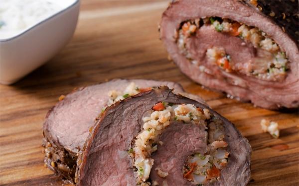 Roulé de rôti de bœuf « terre et mer » avec sauce raifort aux herbes