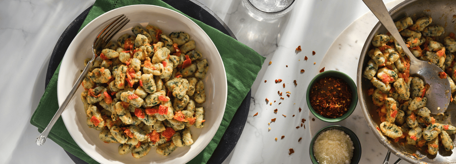 Gnocchi aux épinards et à la ricotta avec sauce style bruschetta