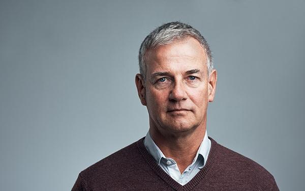 Portrait d'un homme d'âge moyen devant un fond gris