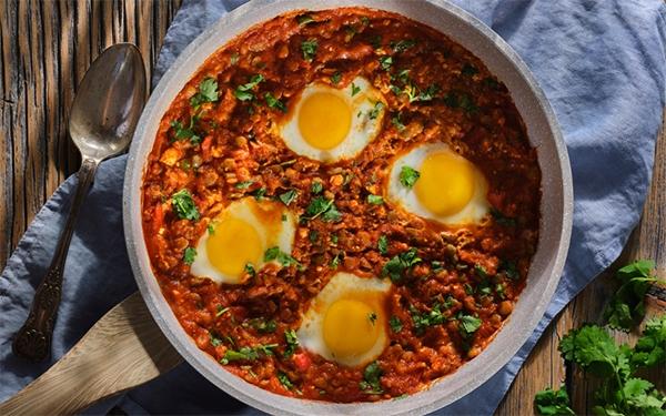 Shakshuka aux lentilles épicées avec baguette au parmesan
