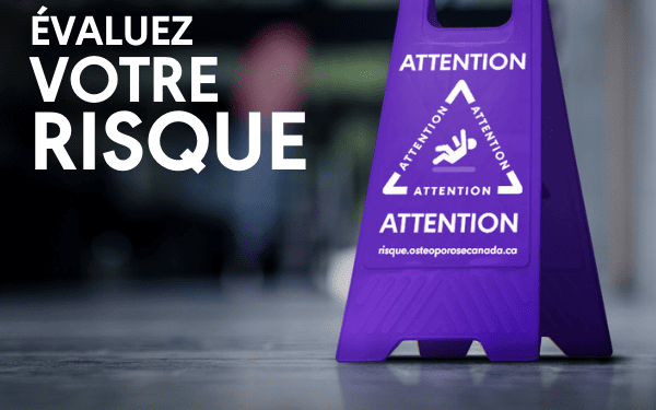 Panneau d'avertissement violet signalant un sol mouillé