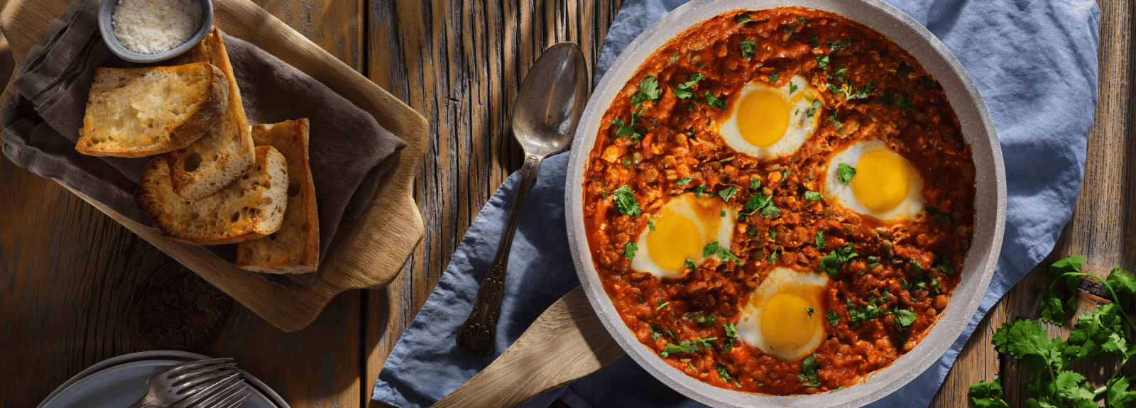 Shakshuka aux lentilles épicées avec baguette au parmesan