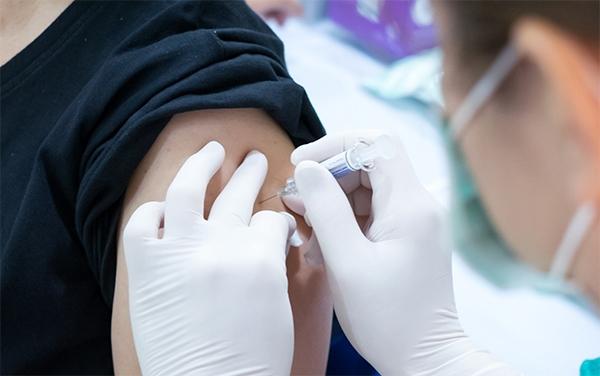 La vaccination contre la COVID-19 et le traitement médicamenteux de l’ostéoporose