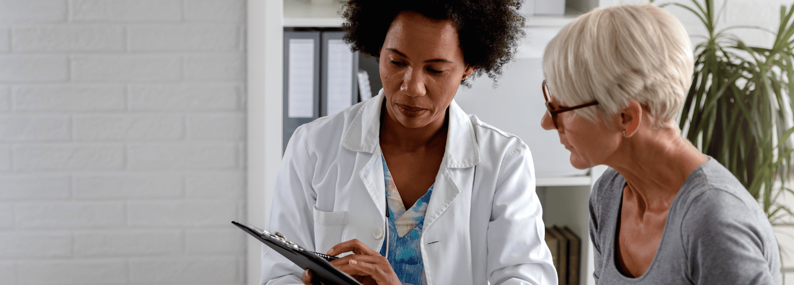 Un médecin partage des données avec sa patiente à l'aide de sa tablette