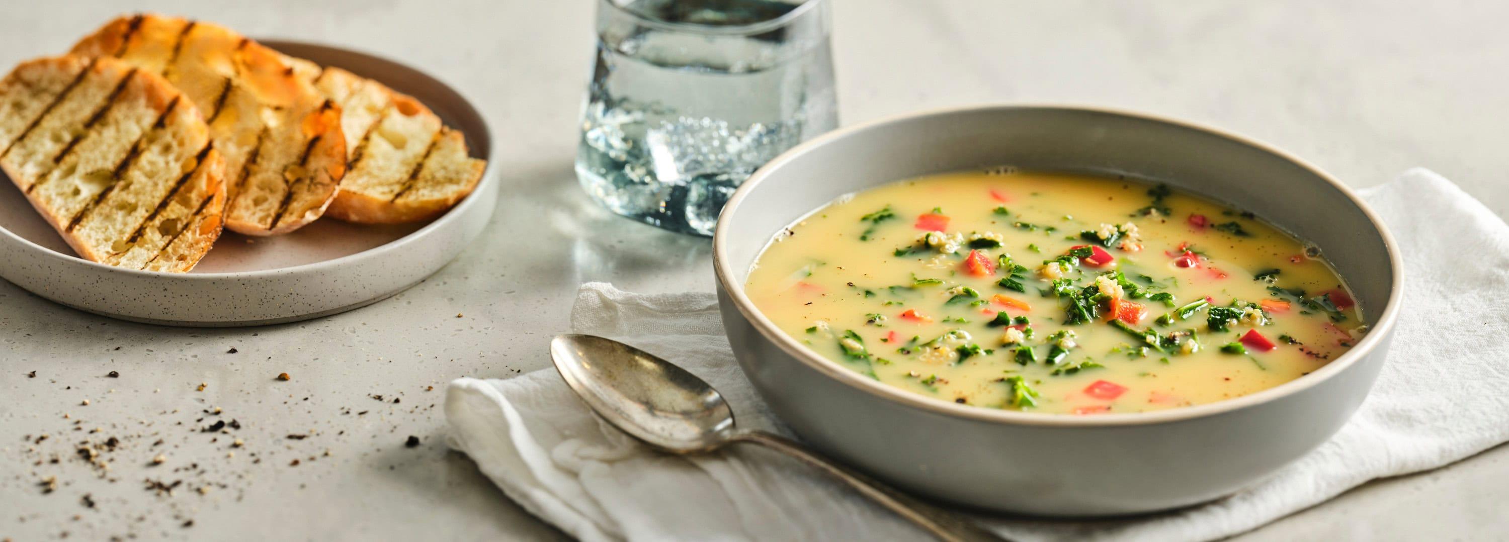 Soupe au quinoa et aux œufs citronnés et fumés