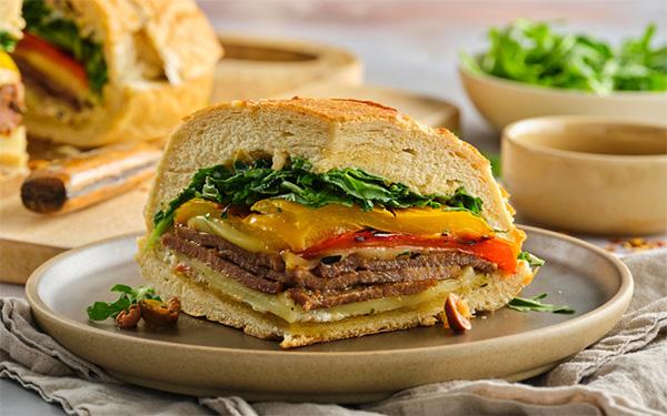 Sandwich muffuletta grillé à base de steak