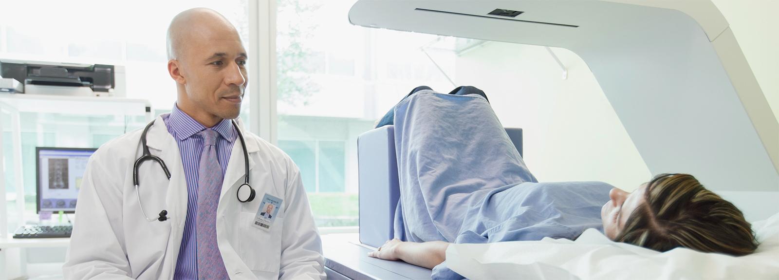 Médecin donnant une consultation à une patiente alitée