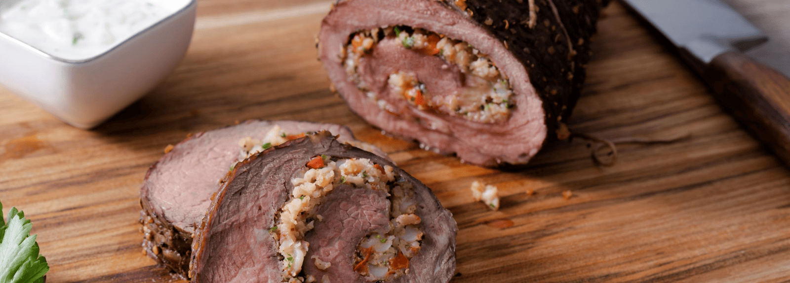 Roulé de rôti de bœuf « terre et mer » avec sauce raifort aux herbes
