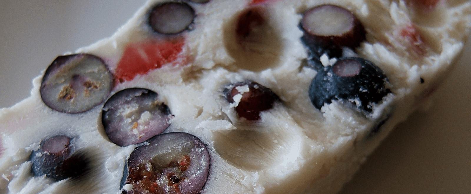 Ricotta glacé aux bleuets et aux fraises