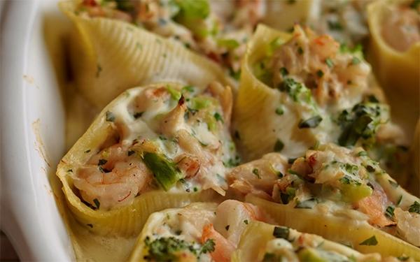 Coquilles farcies aux crevettes et aux herbes
