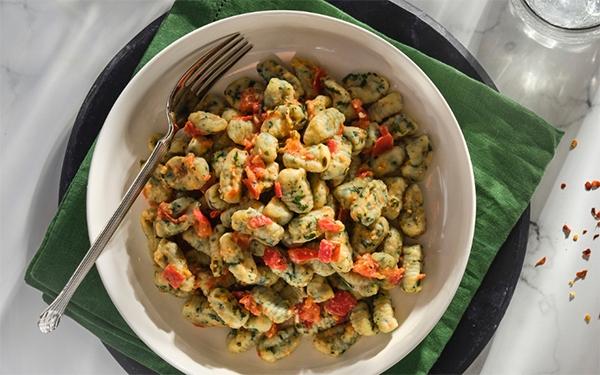 Gnocchi aux épinards et à la ricotta avec sauce style bruschetta