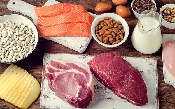 Aliments riches en protéines placés sur une surface en bois