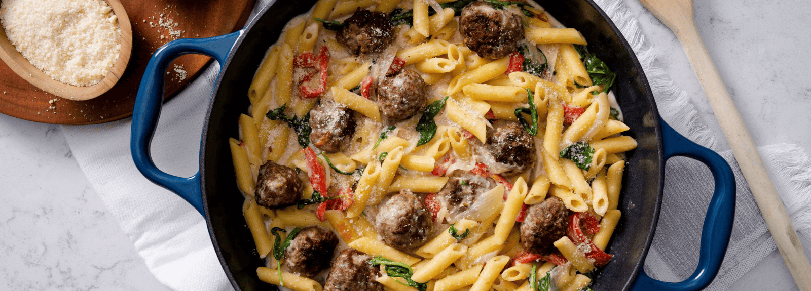 Pâtes aux boulettes de viande avec roquette et poivron rouge grillé