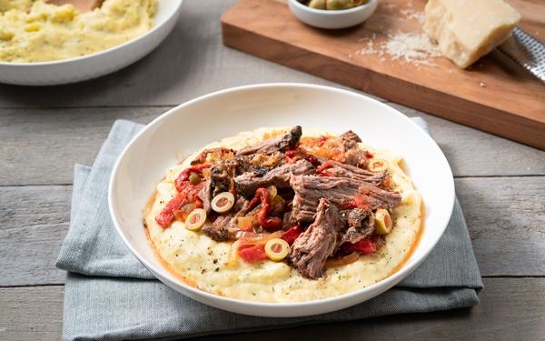 Mijoté de bœuf aux poivrons grillés avec polenta aux fines herbes