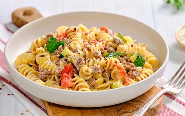 Pâtes au bœuf à la ricotta et aux légumes