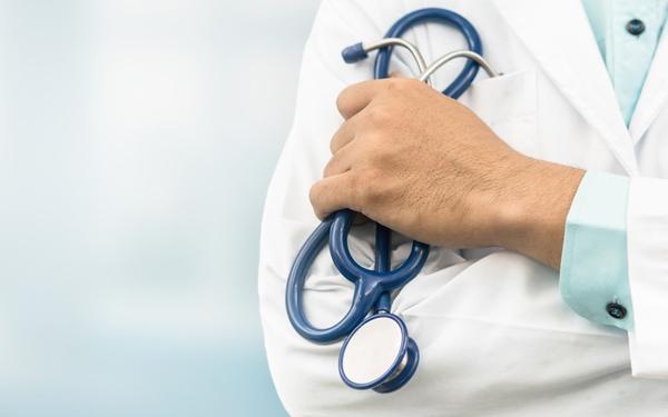 Gros plan de la main d'un médecin tenant un stéthoscope
