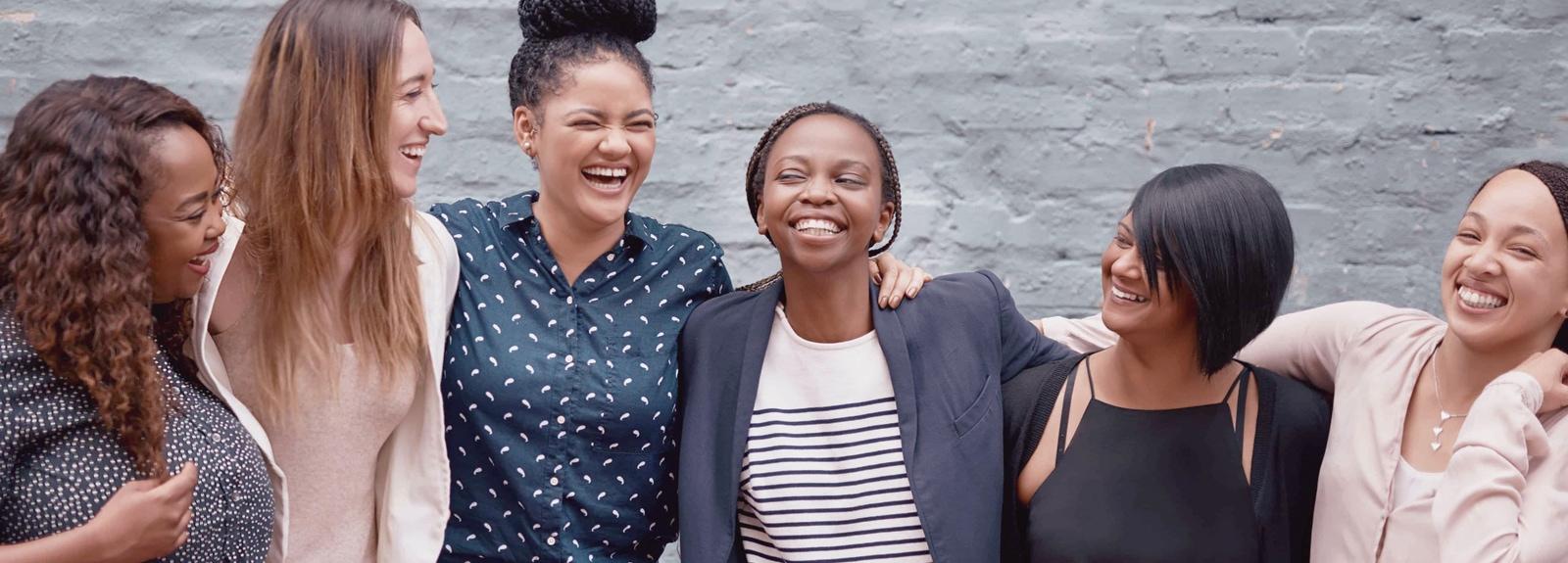 Sourires et rires de femmes se regroupant avec plaisir